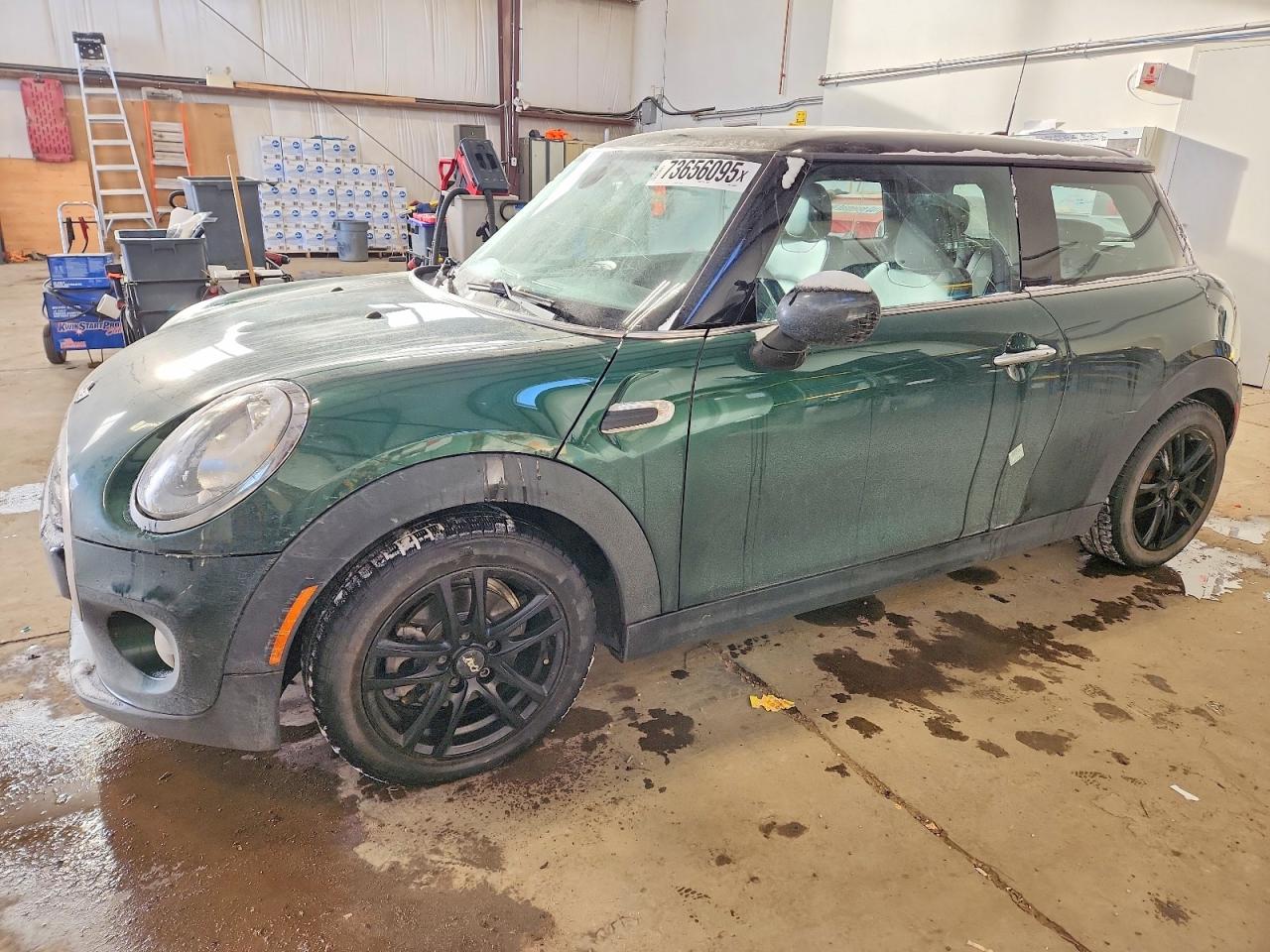 2016 MINI Hardtop, VIN WMWXP5C52G3B76037 — Бок