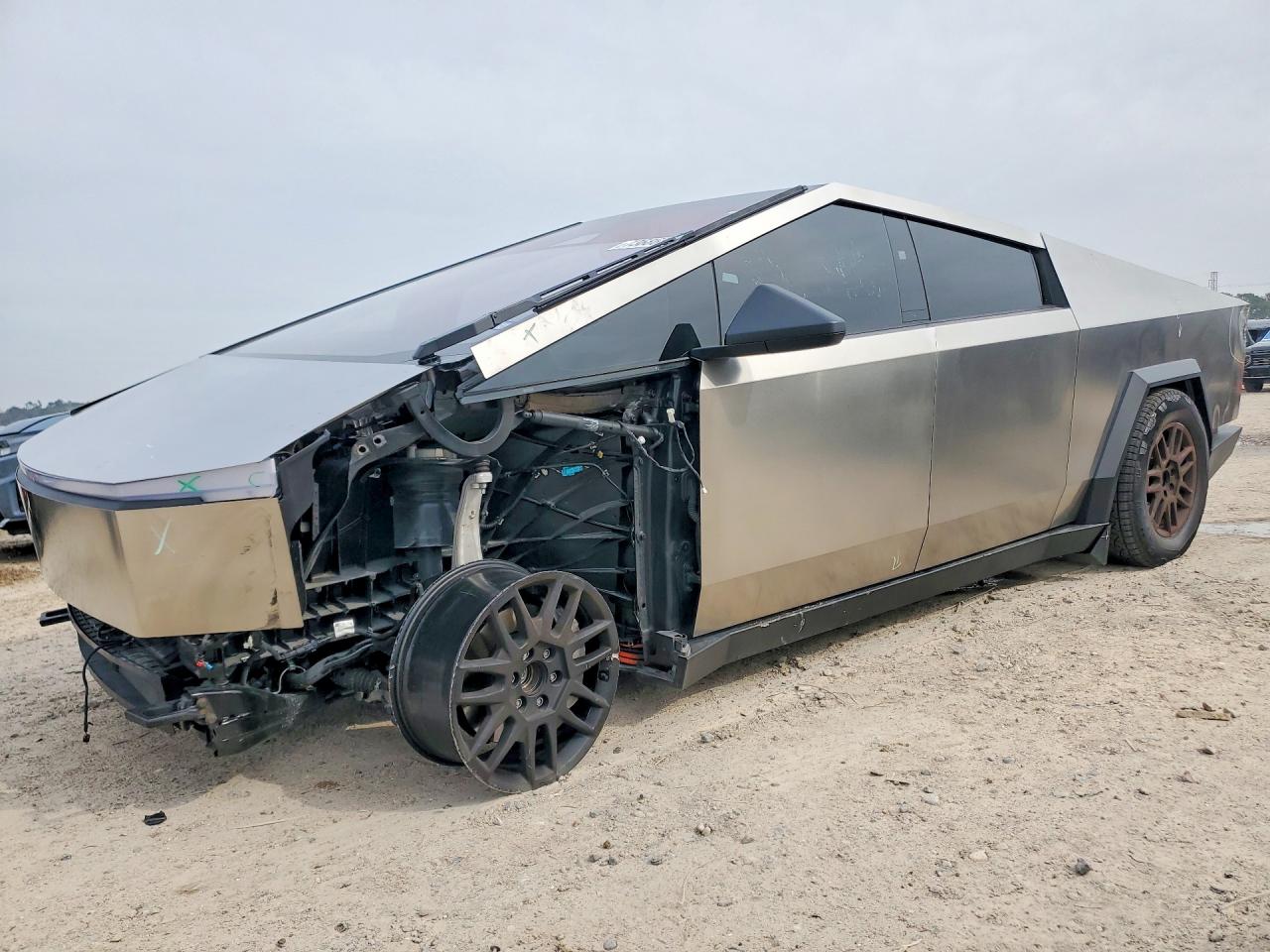 2025 Tesla Cybertruck, VIN 7G2CEHED7SA077245 — Front end
