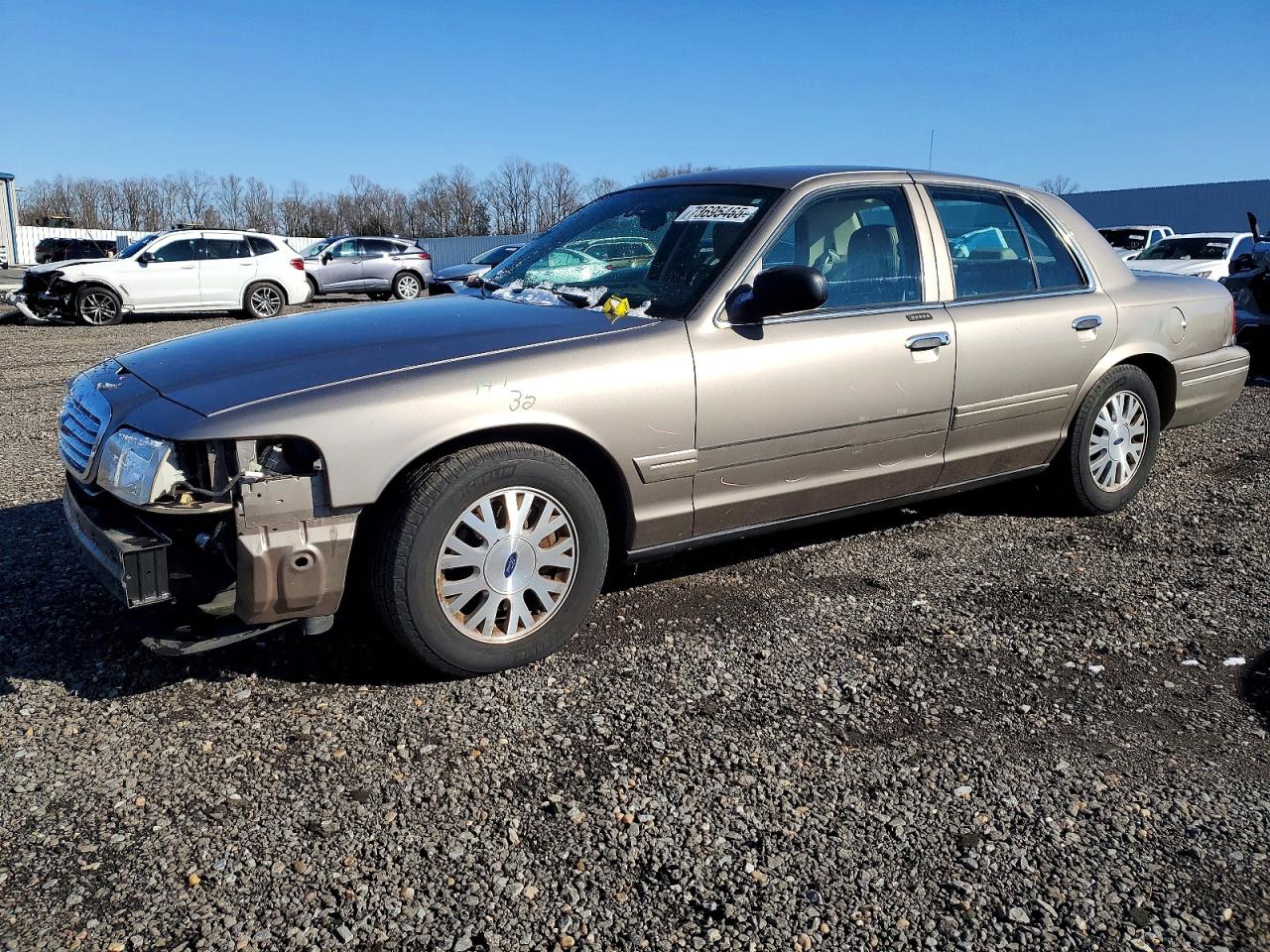 2005 Ford Crown Victoria LX, VIN 2FAFP74W05X140075 — Front end
