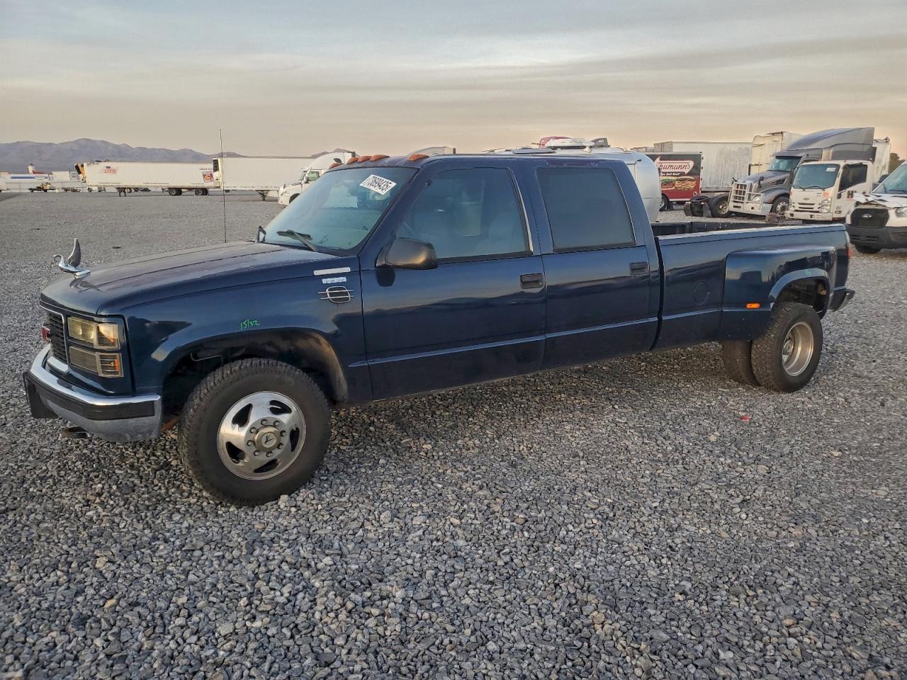 2000 Chevrolet Silverado 3500, VIN 1GCHC33J7YF447403 — Minor dents and scratches