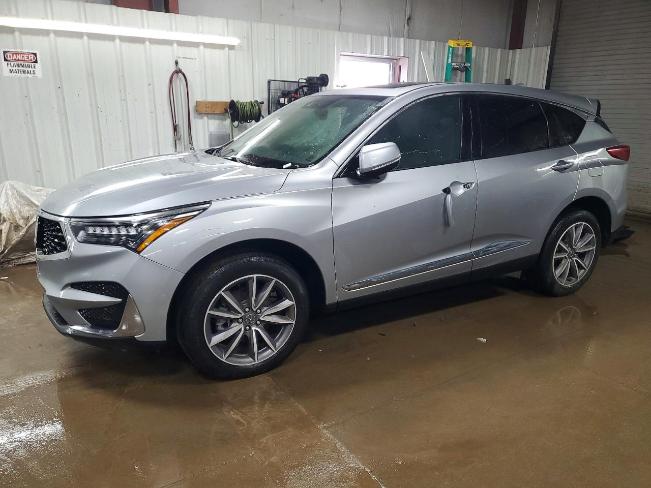 2021 Acura RDX Technology, VIN 5J8TC2H57ML017075 — Пожар в салоне
