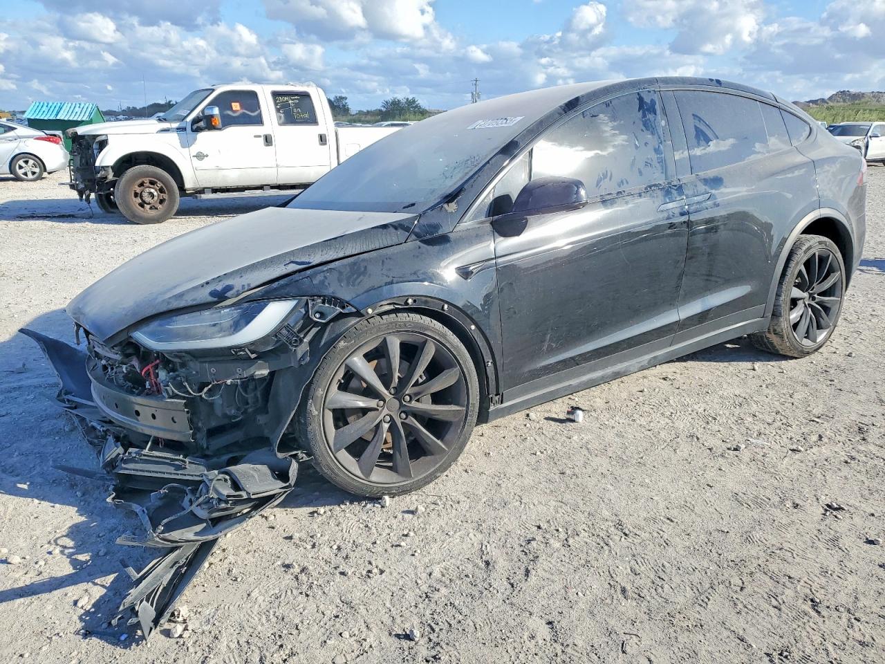 2019 Tesla Model X 75D, VIN 5YJXCDE24KF149426 — Front end