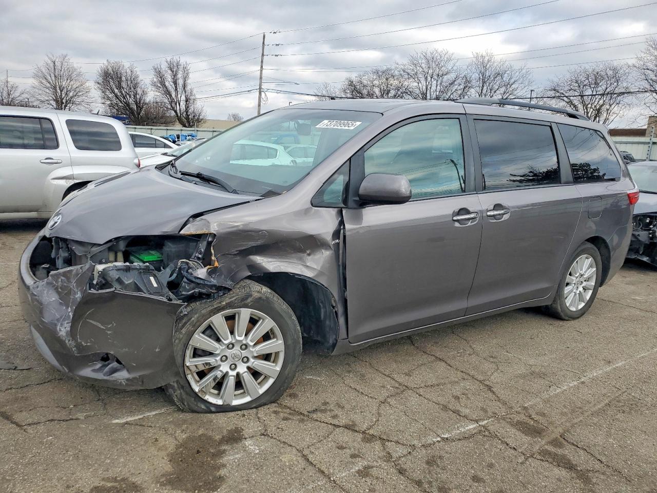 2017 Toyota Sienna XLE, VIN 5TDDZ3DC7HS166246 — Front end