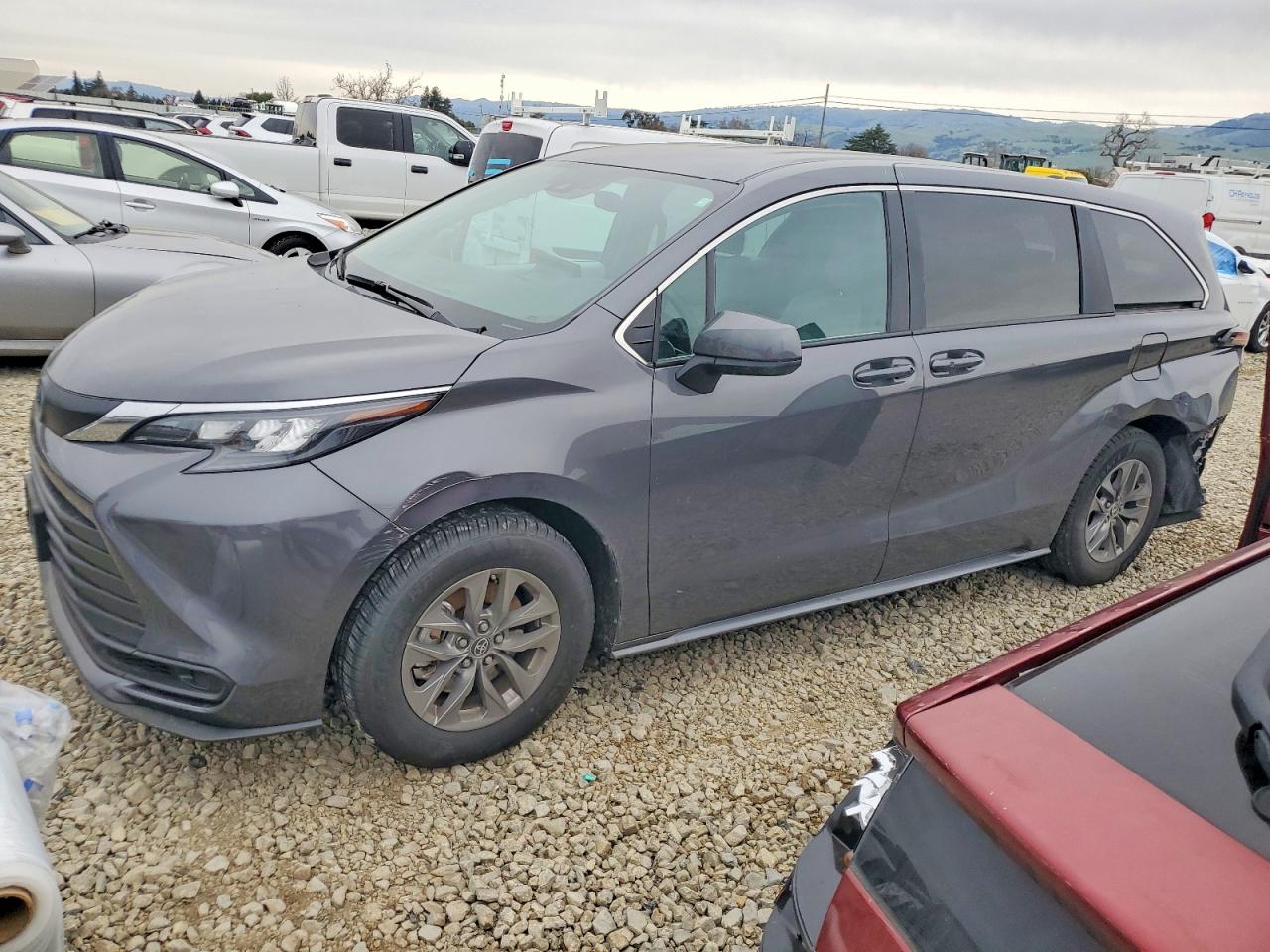 2025 Toyota Sienna LE, VIN 5TDKRKEC5SS247642 — Rear end