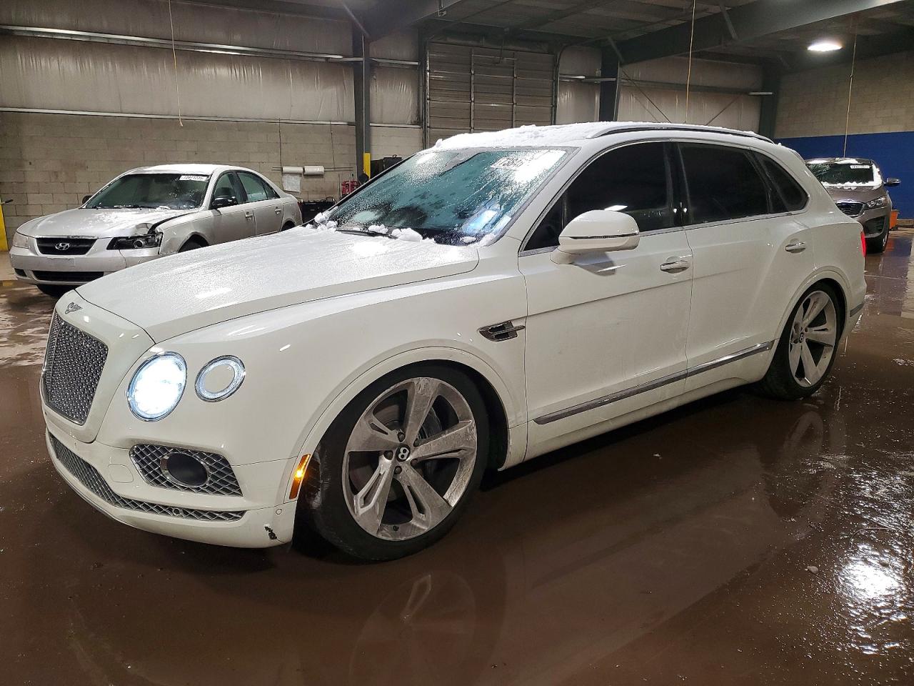 2018 Bentley Bentayga Signature, VIN SJAAC4ZV5JC020618 — Side