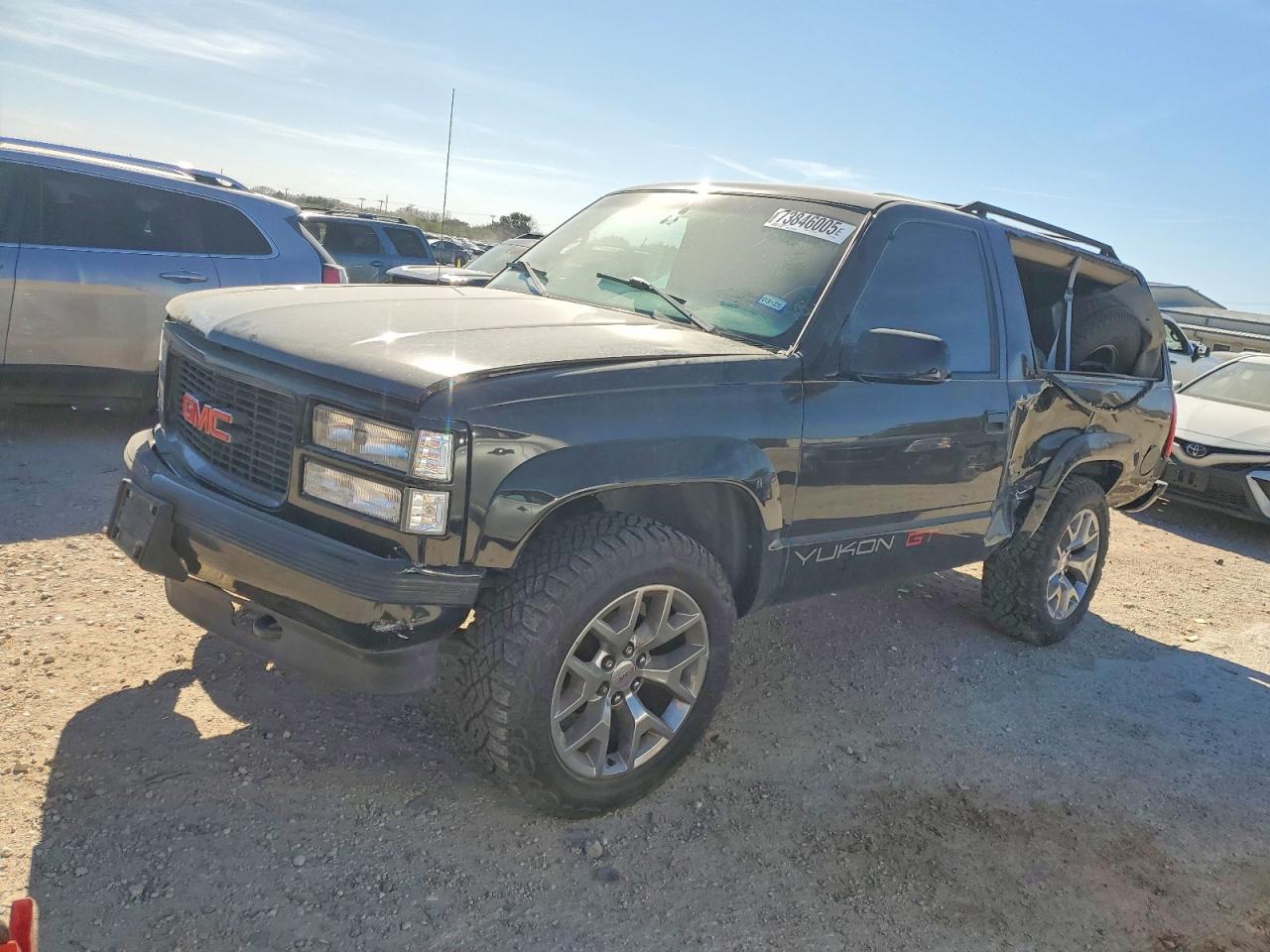 1996 GMC Yukon, VIN 3GKEK18R2TG504496 — Side