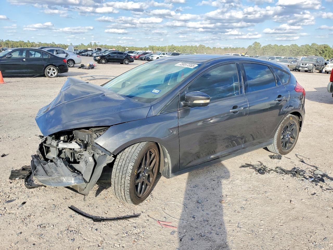 2016 Ford Focus SE, VIN 1FADP3K22GL360852 — Front end
