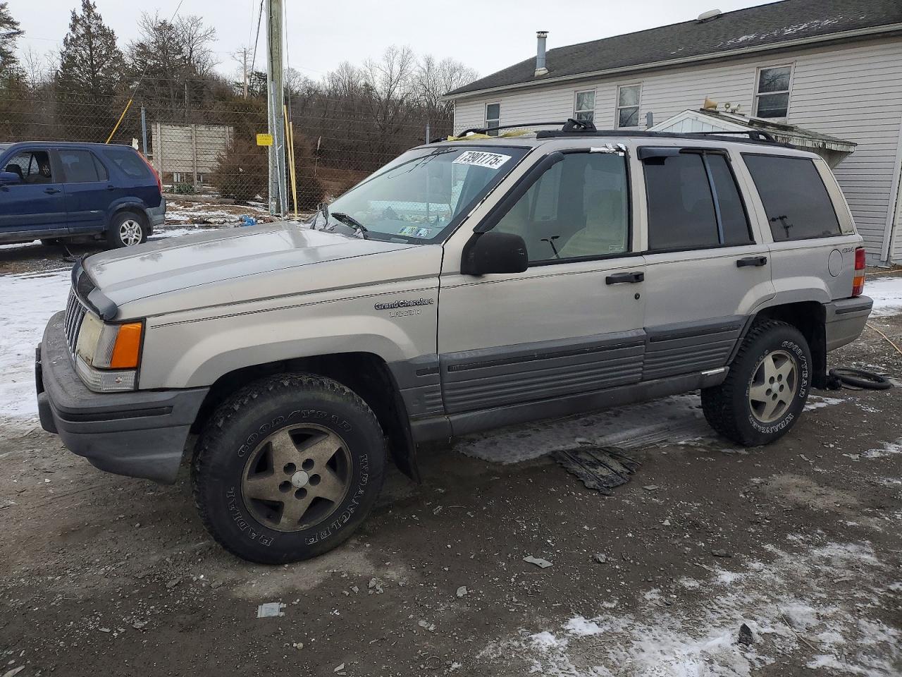 1995 Jeep Grand Cherokee Laredo, VIN 1J4GZ58S5SC762856 — Rear end