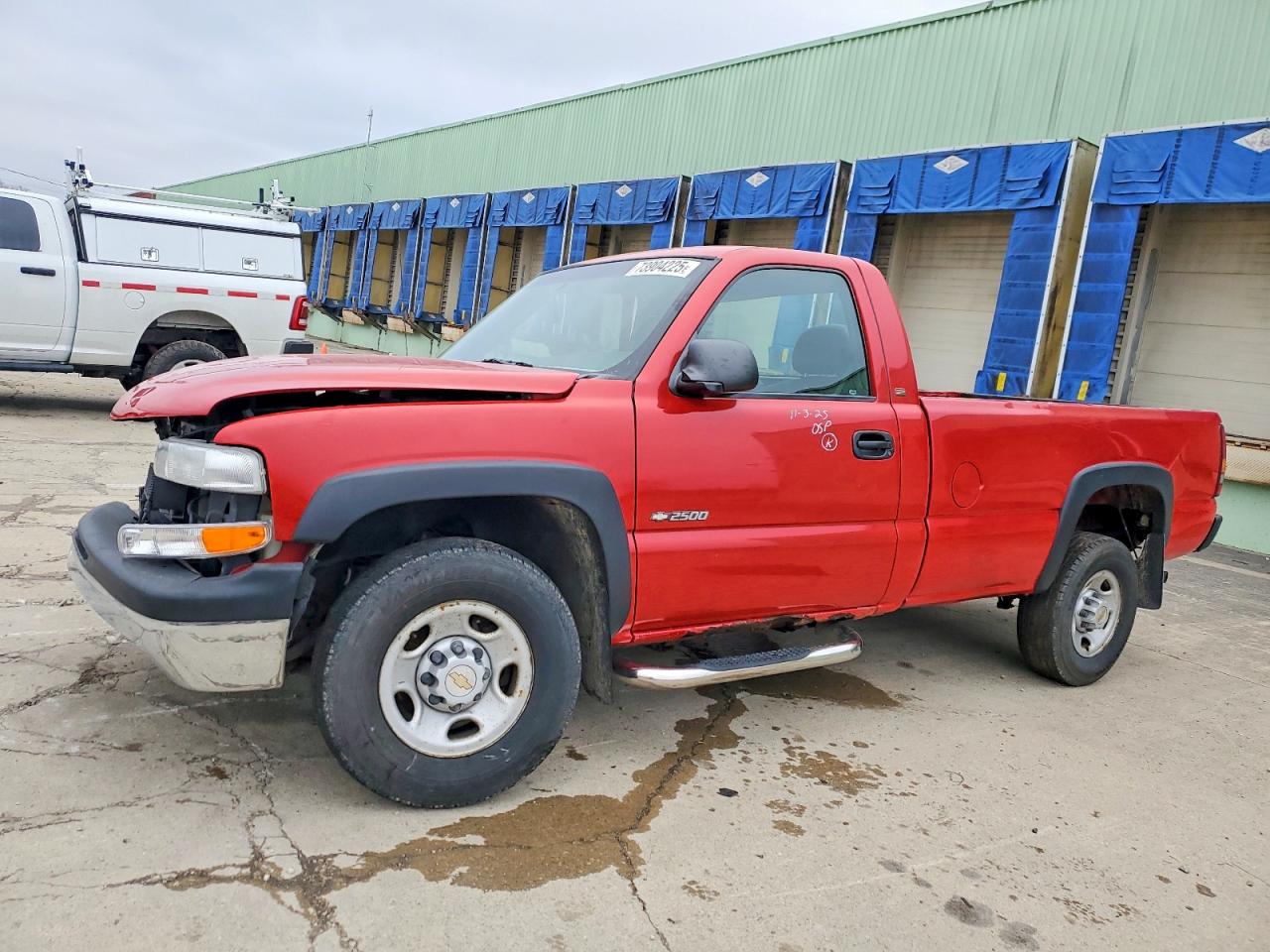 2001 Chevrolet Silverado 2500, VIN 1GCGC24U11Z211008 — Front end