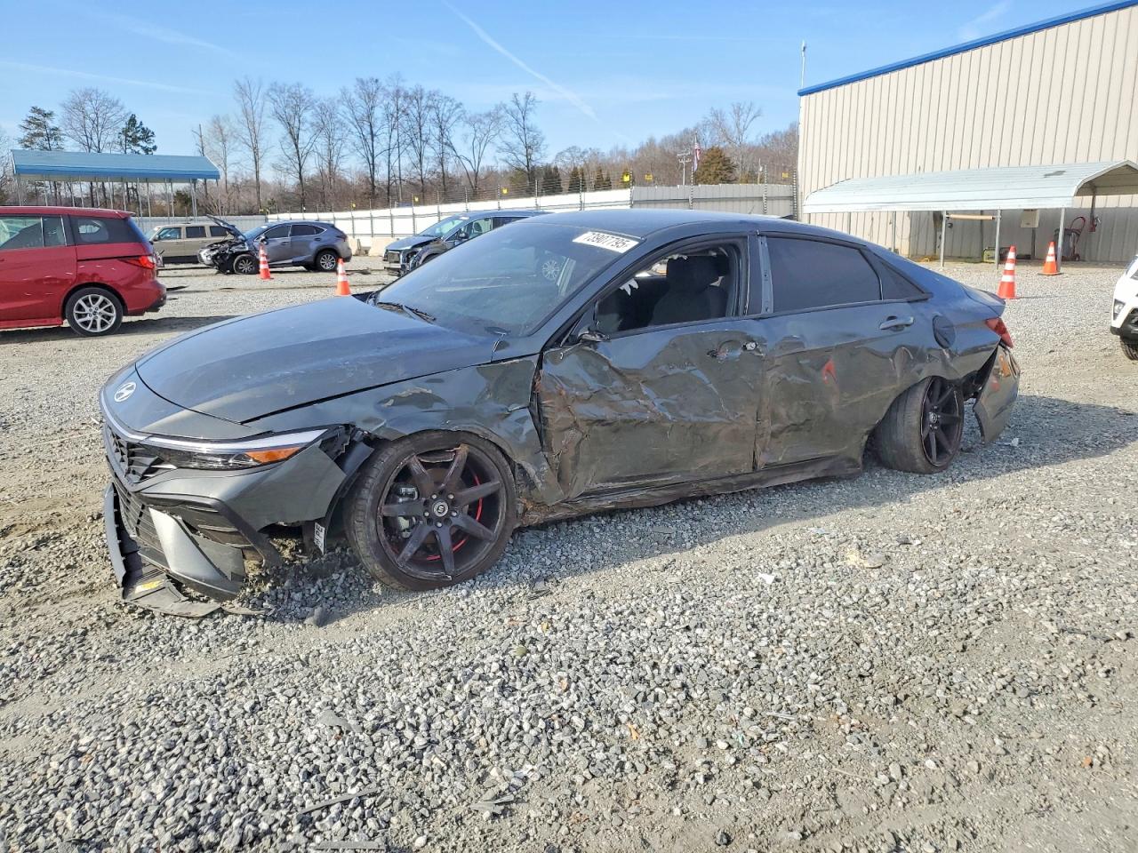 2025 Hyundai Elantra SEL Sport, VIN KMHLM4DG2SU891402 — Бок