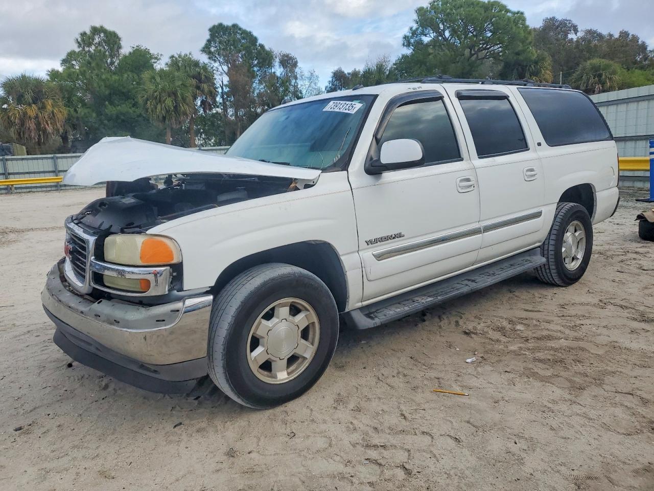 2005 GMC Yukon XL SLT, VIN 1GKEC16Z65J251099 — Front end