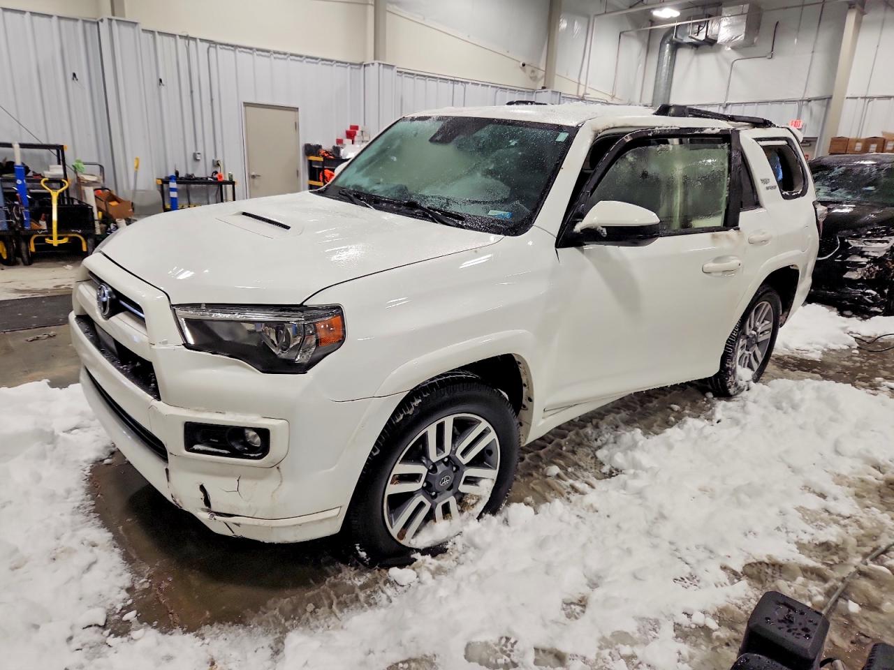 2022 Toyota 4Runner TRD Sport, VIN JTESU5JR2N6080067 — Front end