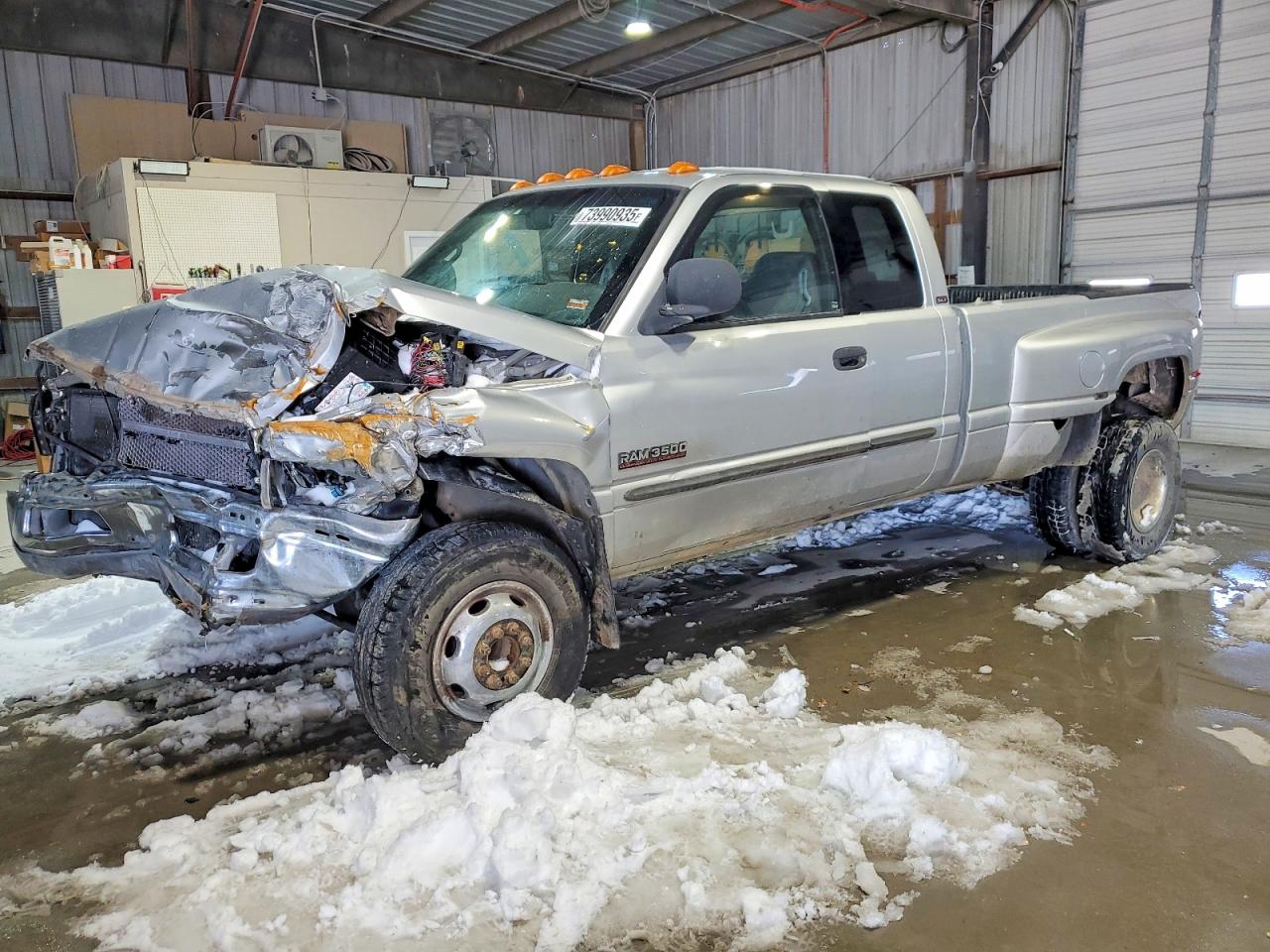 2001 Dodge 3500, VIN 1B7MF33681J567313 — Перед