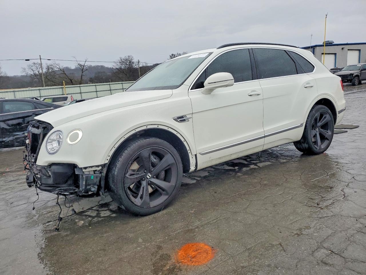 2019 Bentley Bentayga V8, VIN SJAAM2ZV1KC024006 — Front end