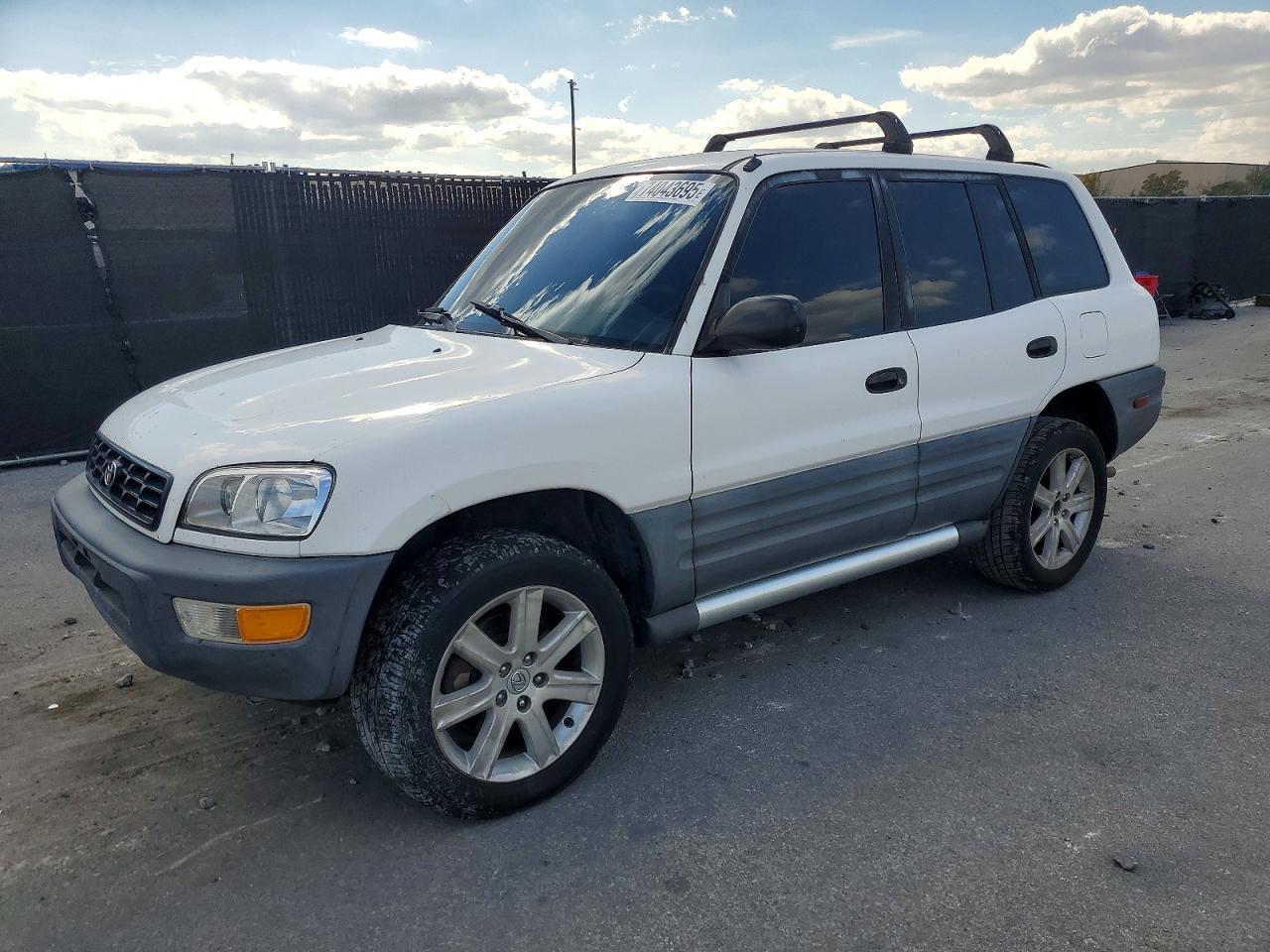 1998 Toyota RAV4, VIN JT3GP10V3W7025412 — Rear end