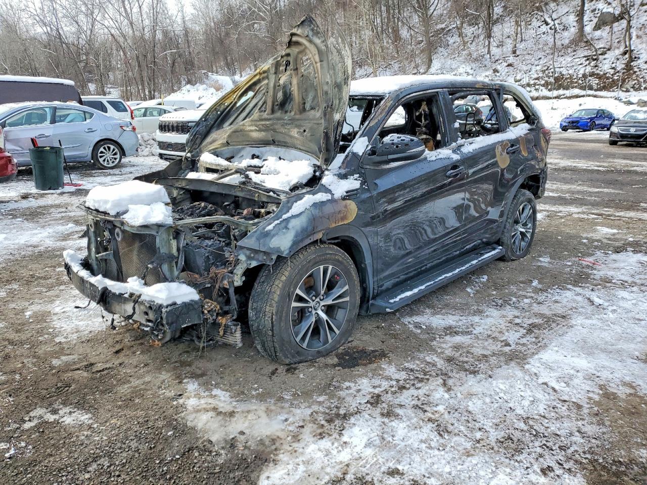 2018 Toyota Highlander LE, VIN 5TDBZRFH3JS874924 — Burn