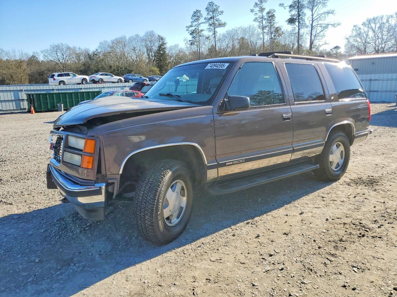 1998 GMC Yukon, VIN 1GKEK13R9WJ733008 — Front end