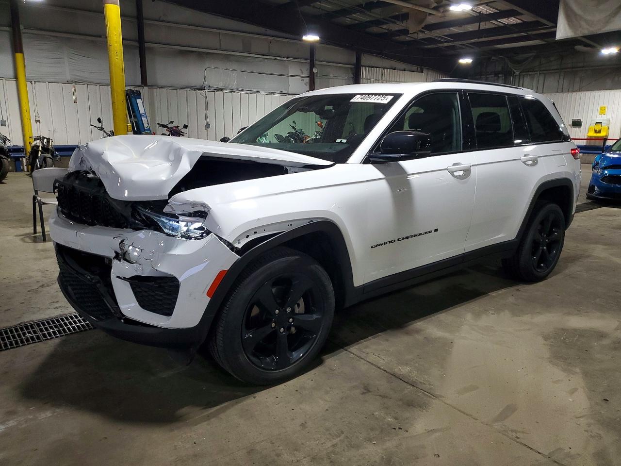 2023 Jeep Grand Cherokee Laredo, VIN 1C4RJHAG4PC645497 — Front end