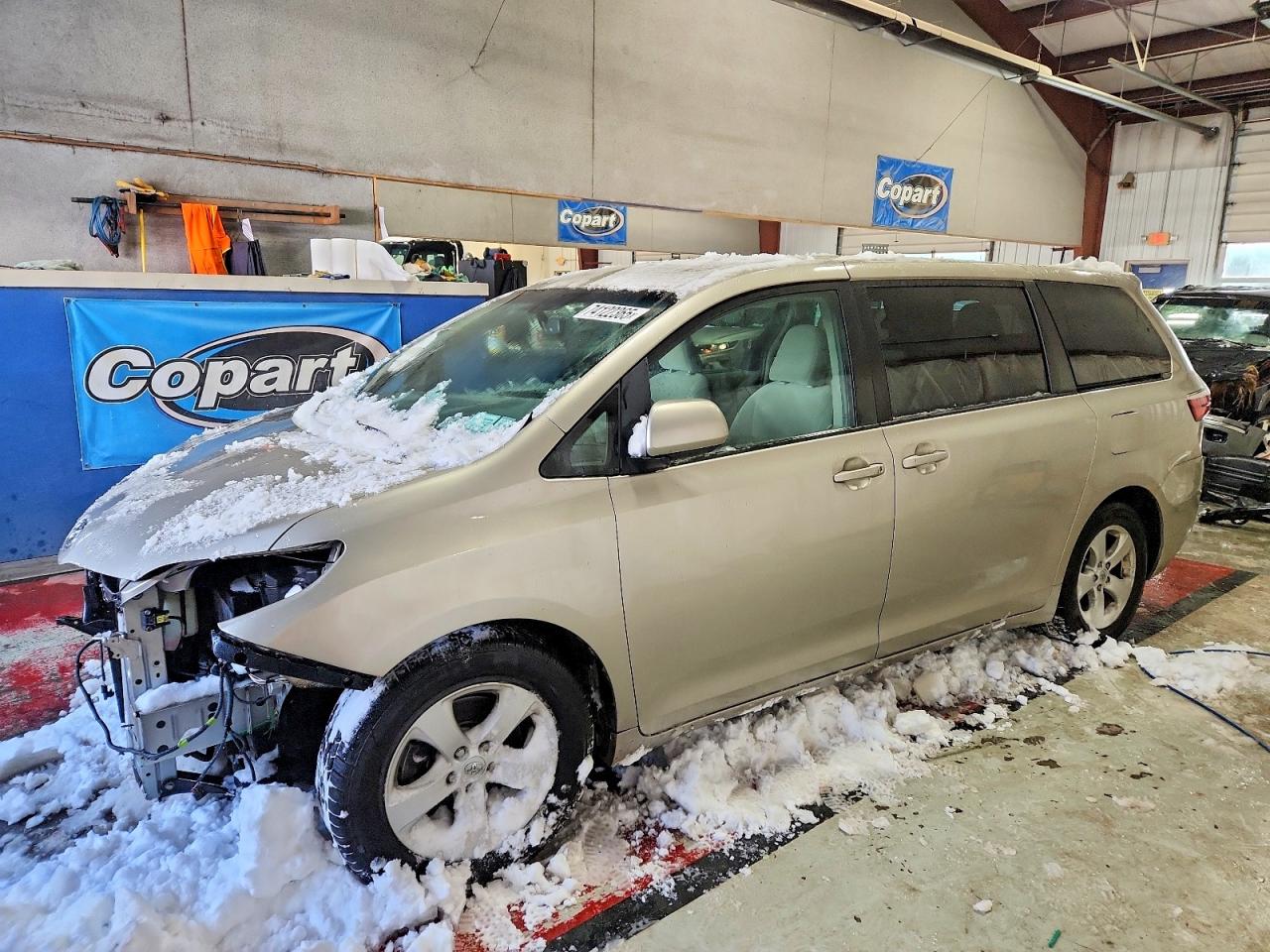 2017 Toyota Sienna LE, VIN 5TDKZ3DCXHS892058 — Front end