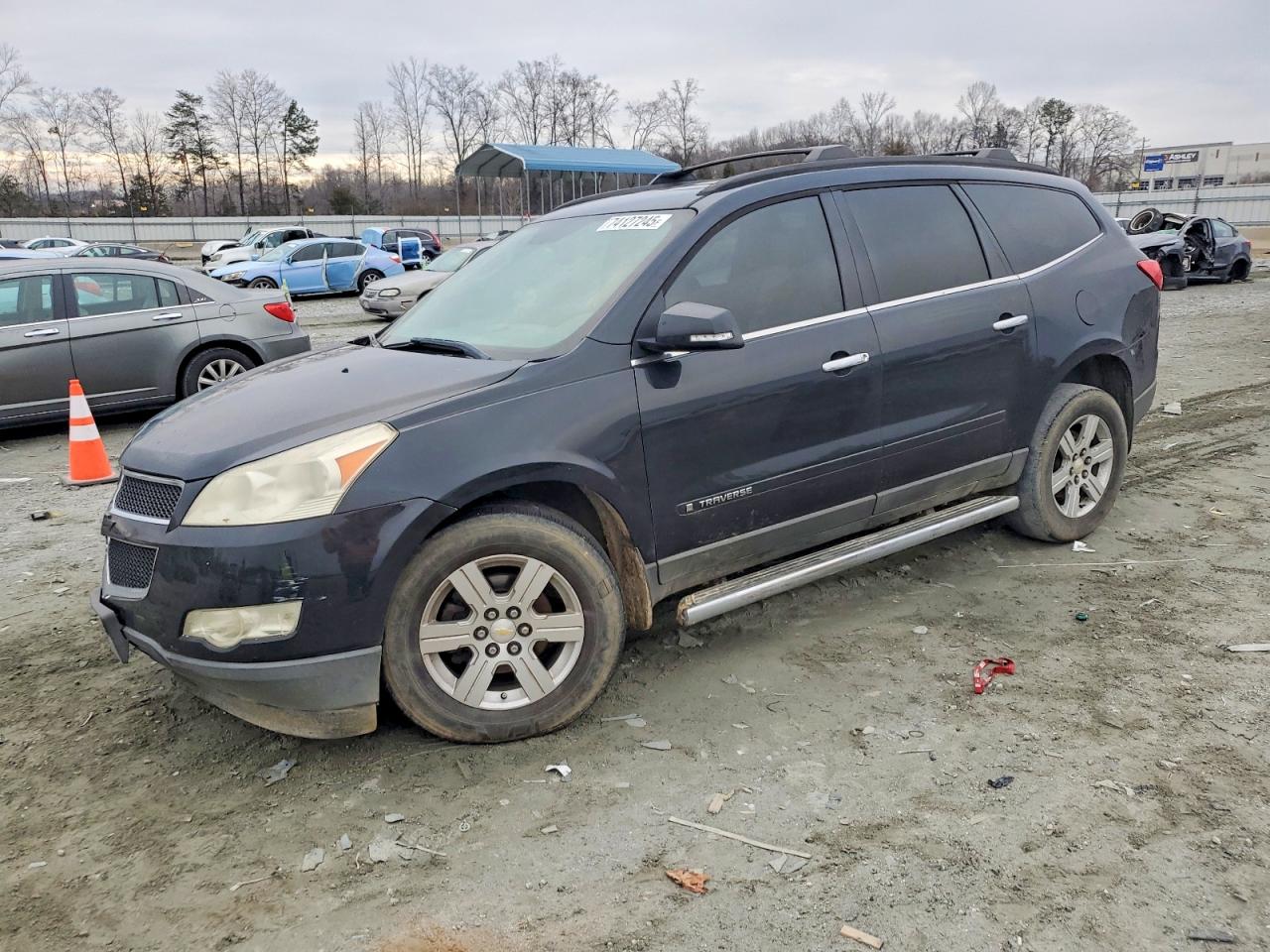 2009 Chevrolet Traverse 2LT, VIN 1GNEV23D79S117410 — Front end