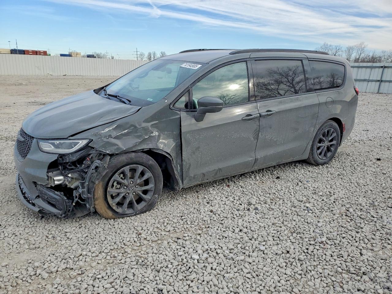 2021 Chrysler Pacifica Touring L, VIN 2C4RC1BG5MR523816 — Front end