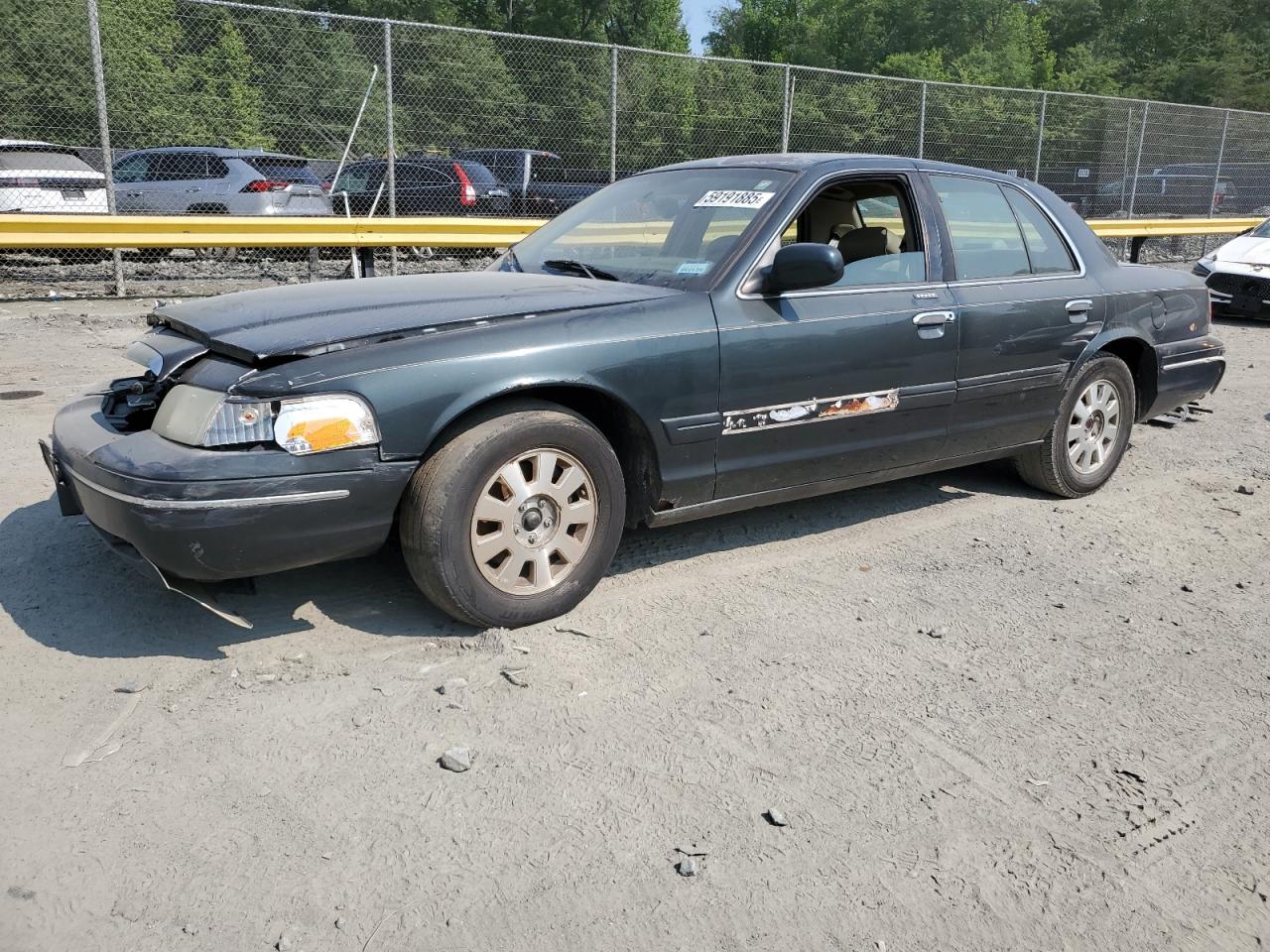1999 Ford Crown Victoria LX, VIN 2FAFP74W8XX125486 — Front end