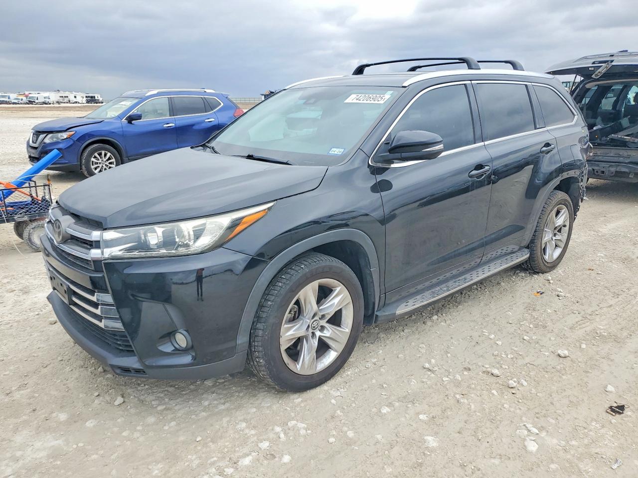 2018 Toyota Highlander Limited, VIN 5TDYZRFH0JS260665 — Rear end