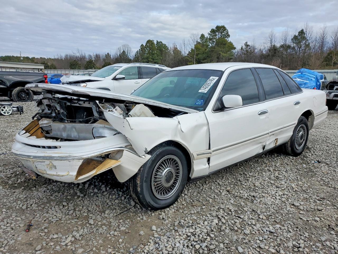 1997 Ford Crown Victoria, VIN 2FALP73WXVX133056 — Front end