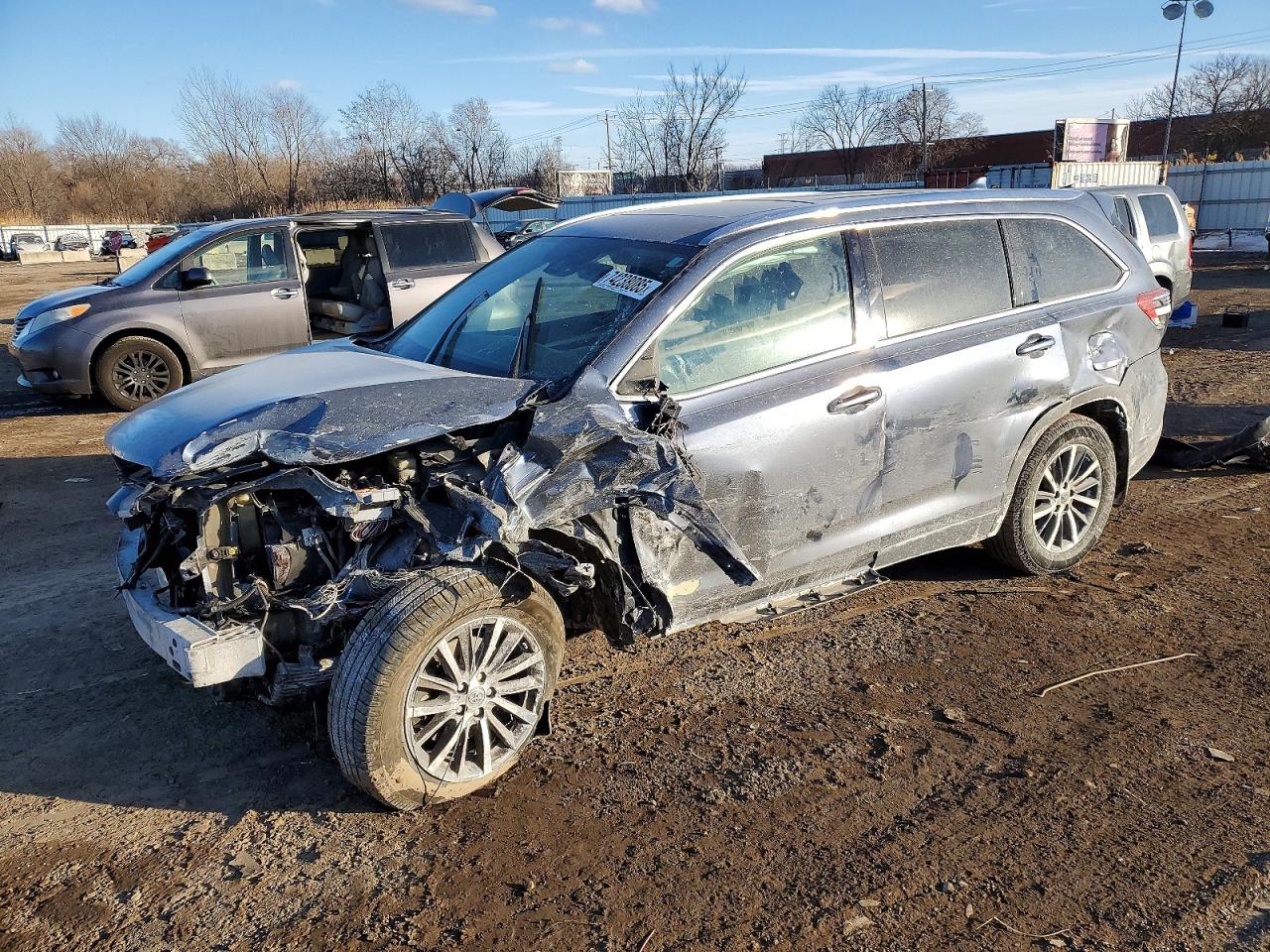 2018 Toyota Highlander XLE, VIN 5TDJZRFH2JS495330 — Front end