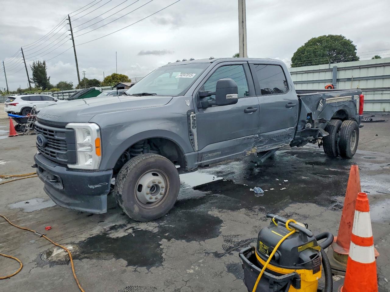 2024 Ford F-350 Lariat, VIN 1FT8W3DTXPED65239 — Бок
