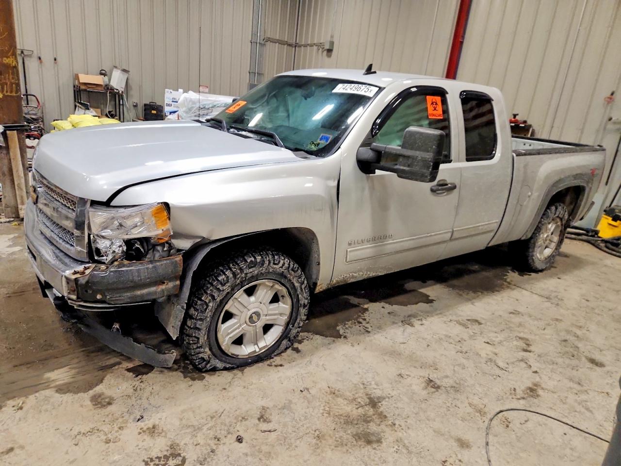2013 Chevrolet Silverado 1500 LT, VIN 1GCRKSE76DZ201633 — Front end