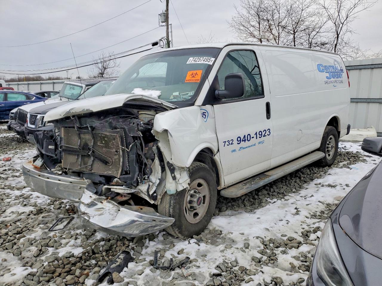 2017 GMC Savana Cargo, VIN 1GTW7AFF8H1910878 — Front end