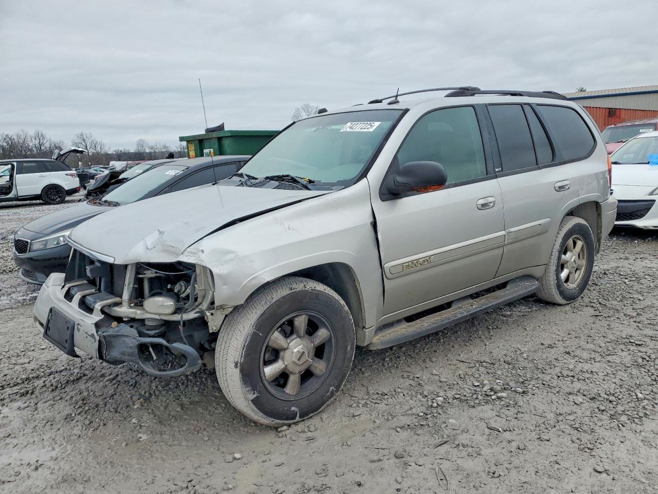 2005 GMC Envoy SLE, VIN 1GKDS13S452103520 — Front end