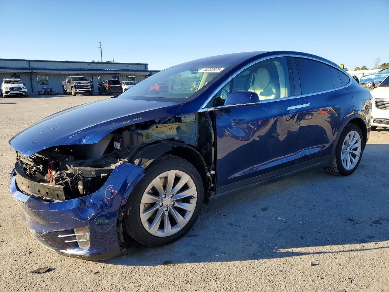 2019 Tesla Model X 75D, VIN 5YJXCDE24KF183804 — Front end