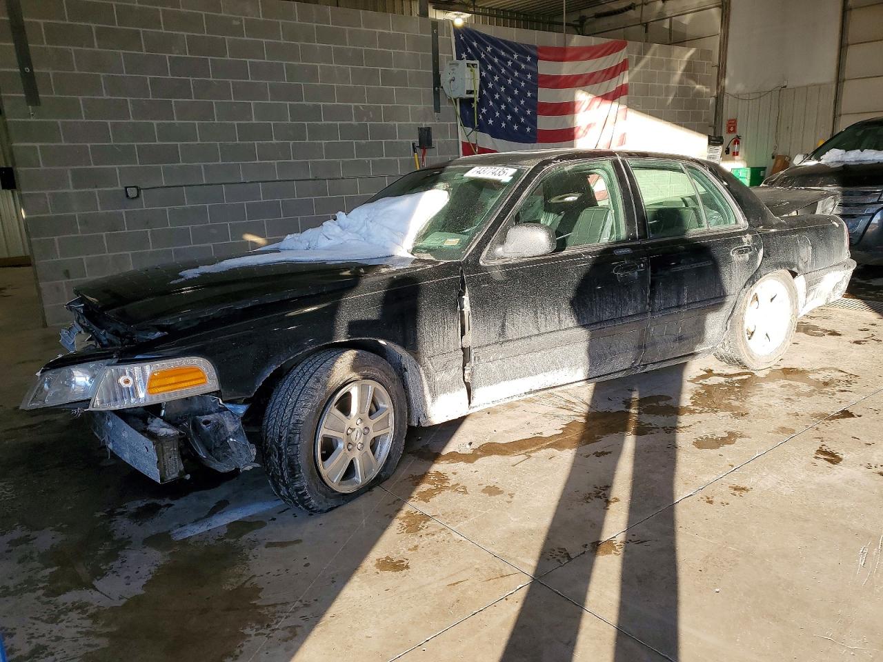 2007 Ford Crown Victoria LX, VIN 2FDHP74V77X121867 — Front end