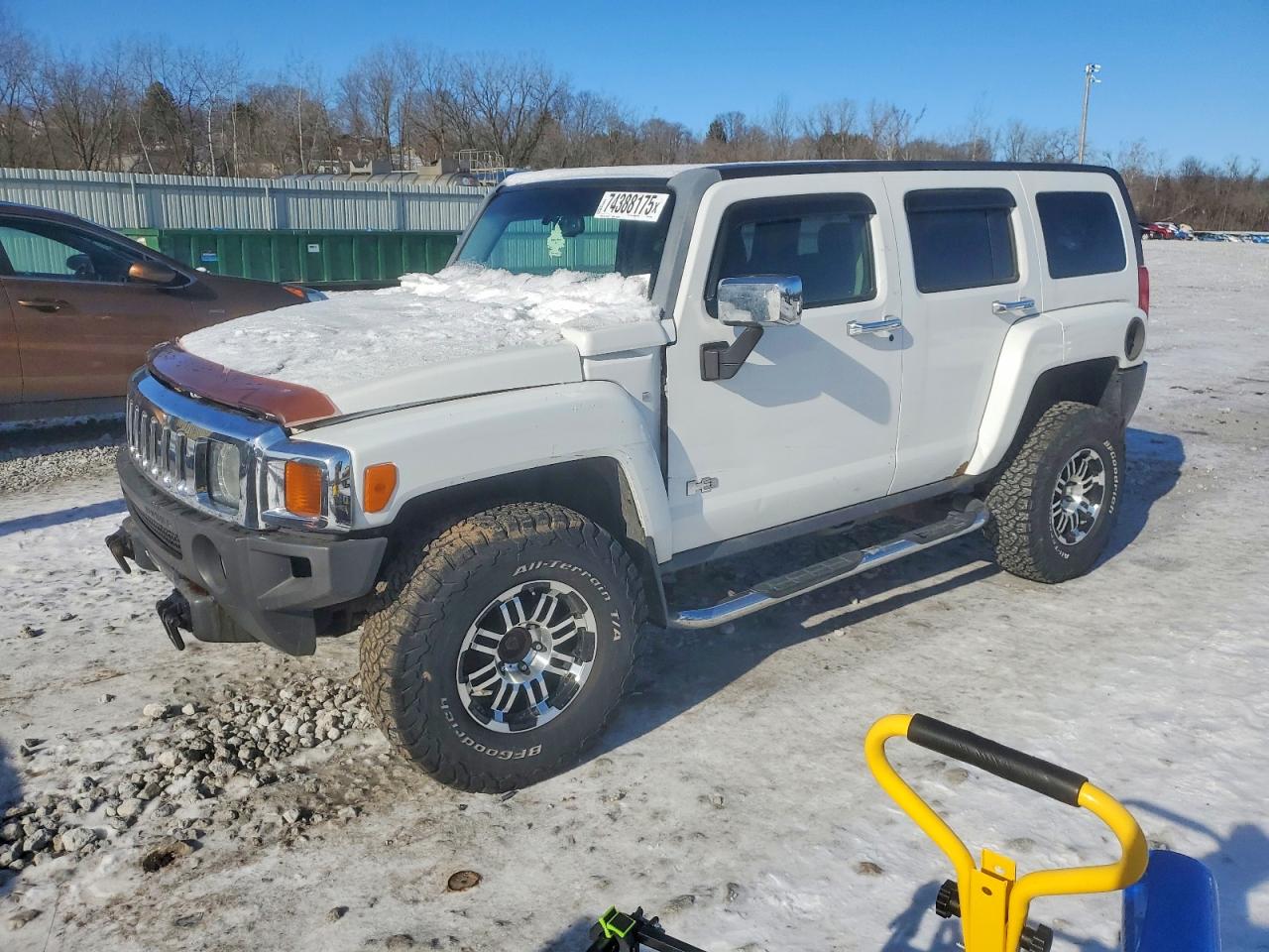 2007 Hummer H3 SUV, VIN 5GTDN13E178249945 — Бок