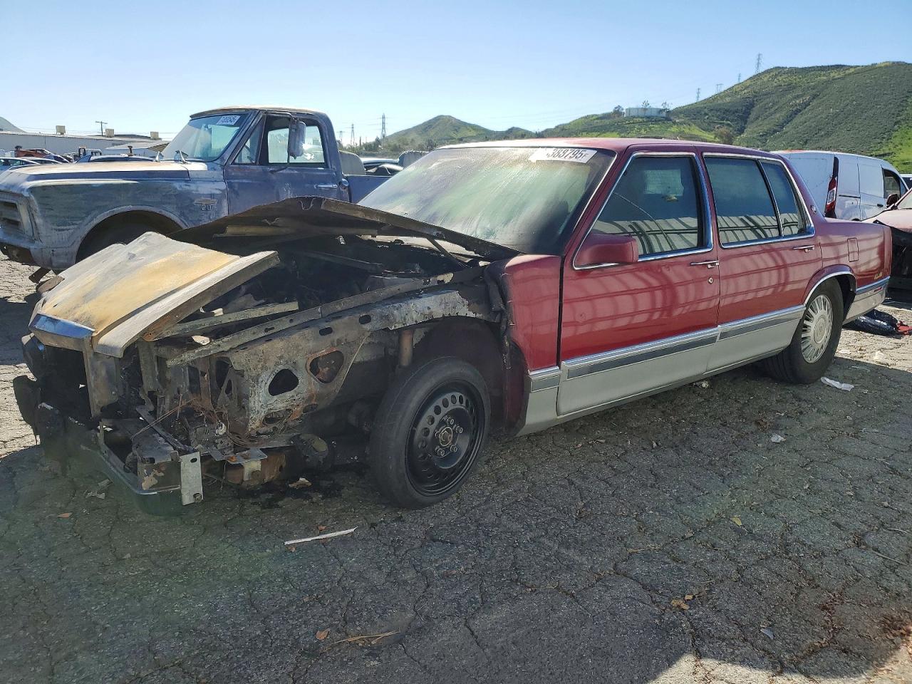 1992 Cadillac DeVille, VIN 1G6CD53B2N4262326 — Пожар в моторном отсеке