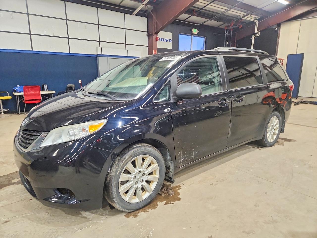 2015 Toyota Sienna LE, VIN 5TDJK3DC3FS119364 — Minor dents and scratches