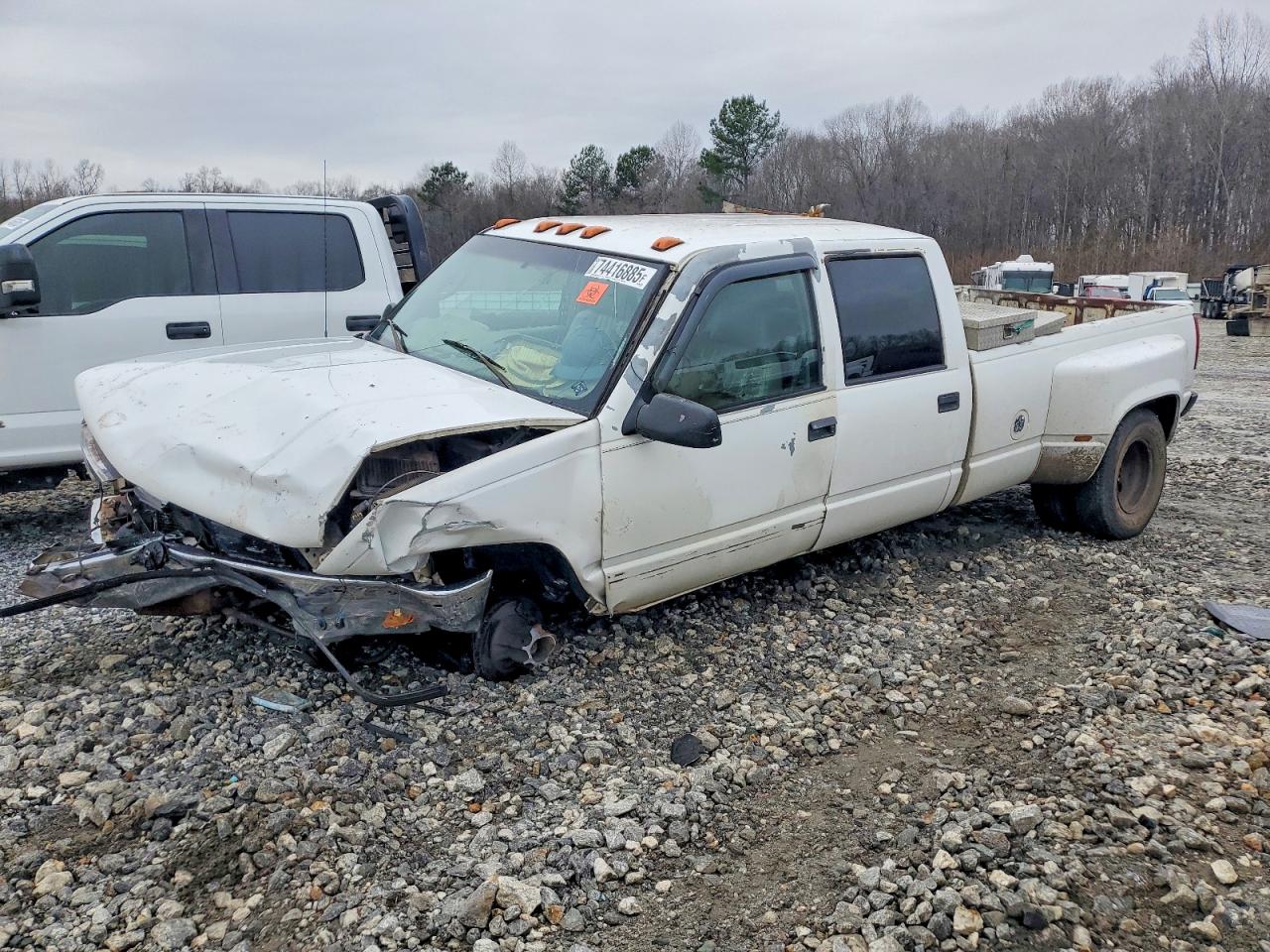2000 Chevrolet Silverado 3500, VIN 1GCHC33J9YF485795 — Front end