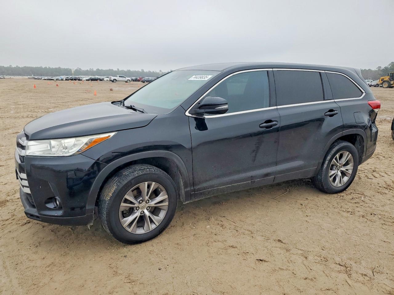 2018 Toyota Highlander LE Plus, VIN 5TDZZRFH0JS243630 — Фото с аукциона