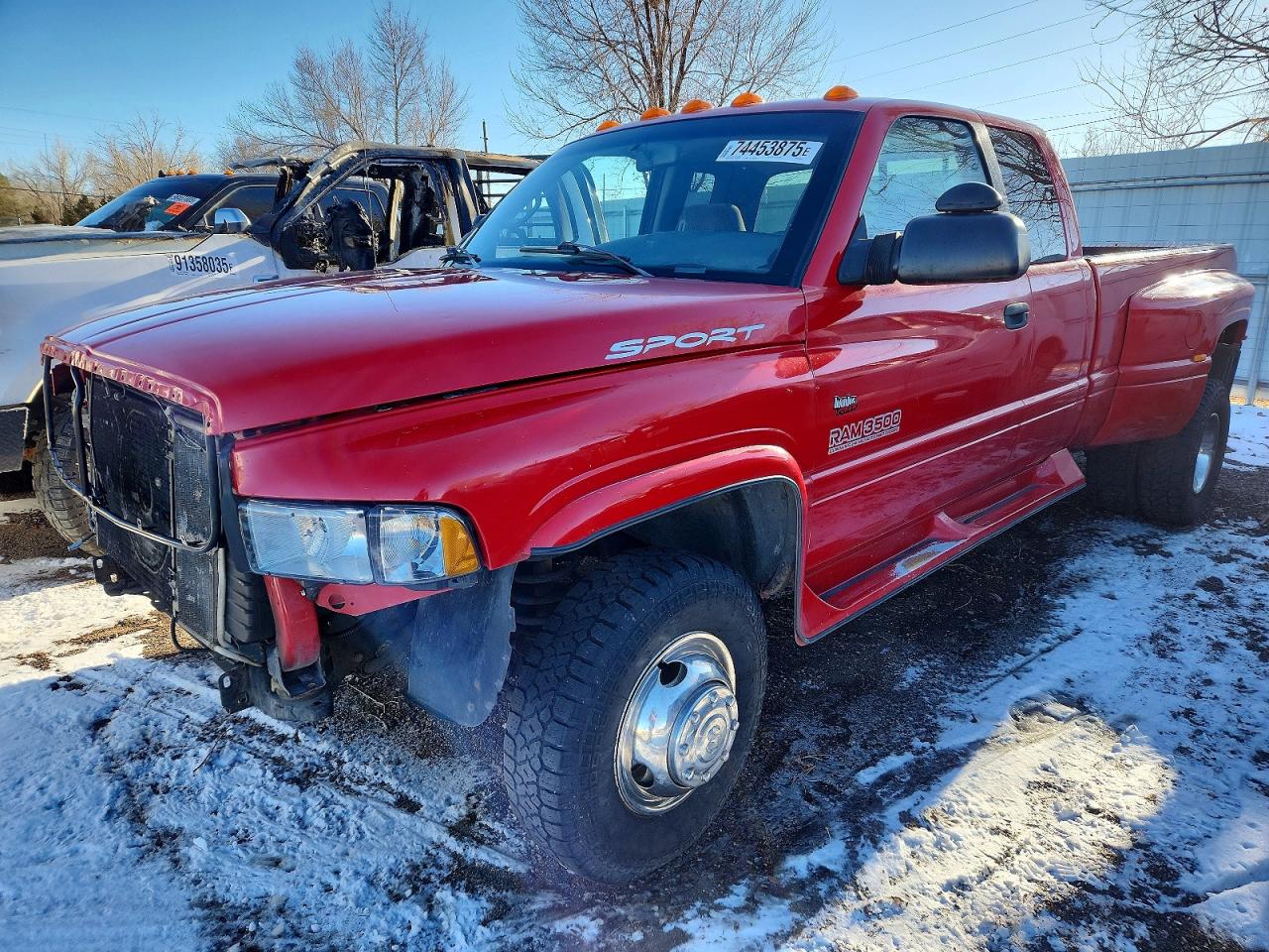 1999 Dodge 3500, VIN 1B7MF3367XJ556747 — Перед