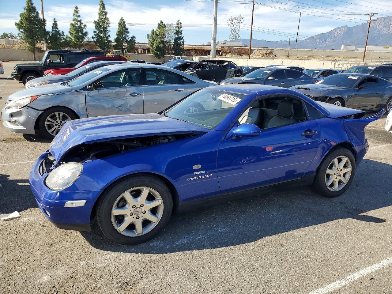 2000 Mercedes-Benz SLK 230 Kompressor, VIN WDBKK47F2YF151451 — Front end