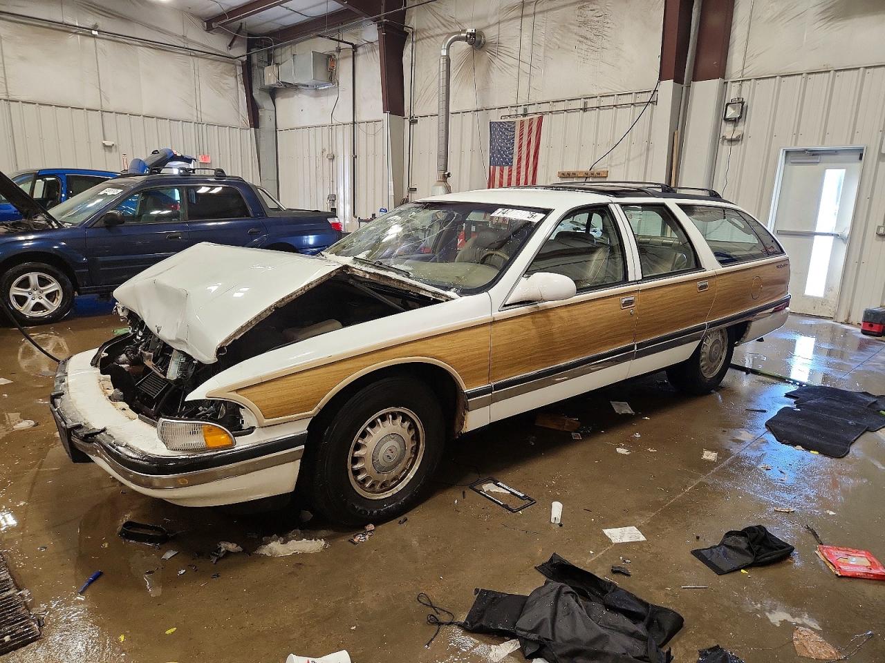 1995 Buick Roadmaster Estate, VIN 1G4BR82P0SR401209 — Front end