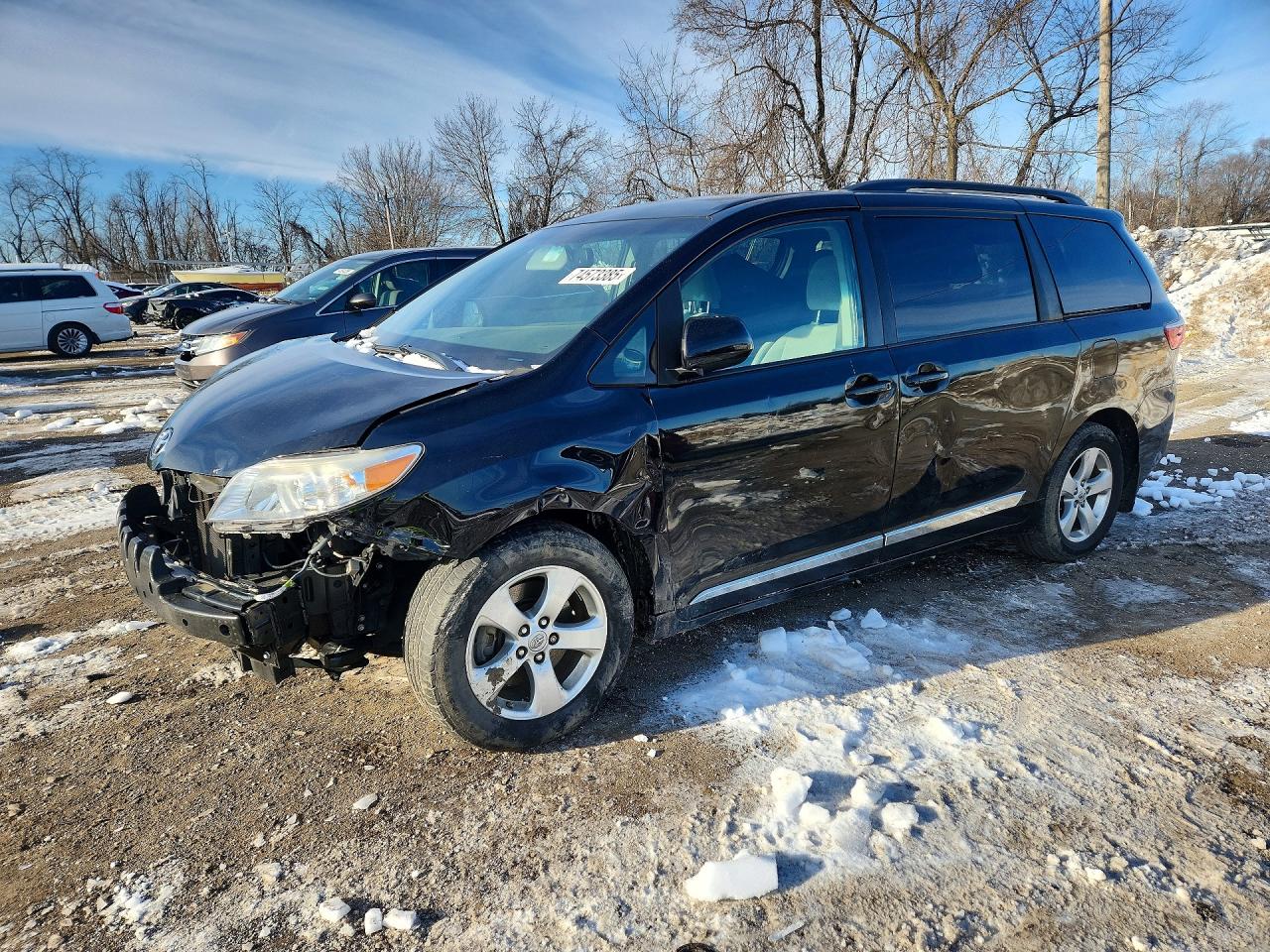 2017 Toyota Sienna LE, VIN 5TDKZ3DC6HS874804 — Front end