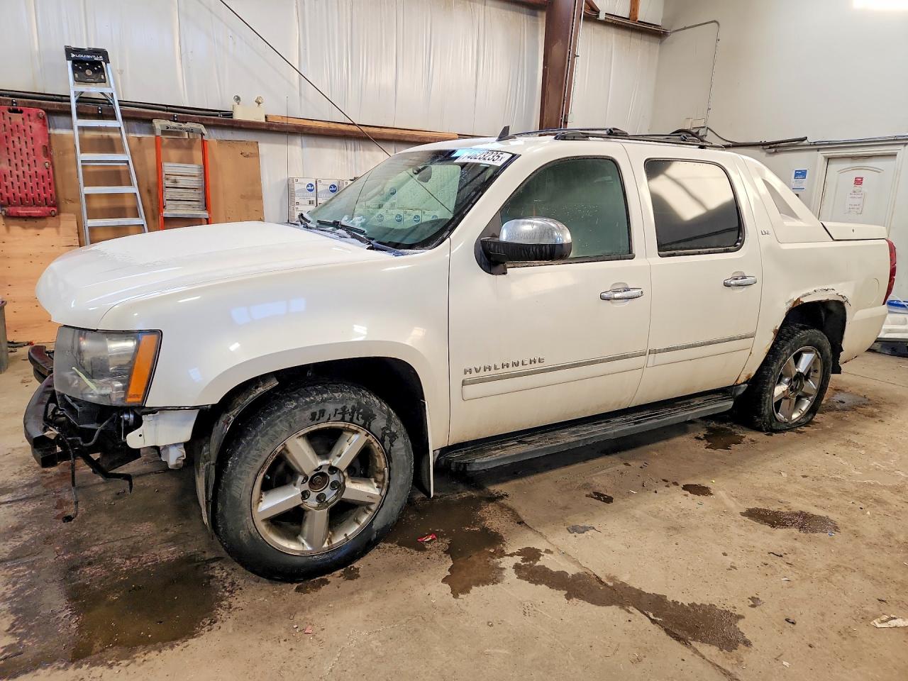 2012 Chevrolet Avalanche LTZ, VIN 3GNTKGE73CG102390 — Перед
