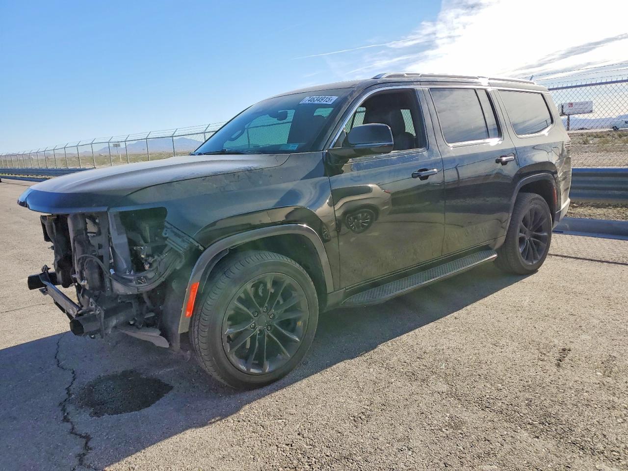 2022 Jeep Wagoneer Series II, VIN 1C4SJUBT5NS160777 — Перед