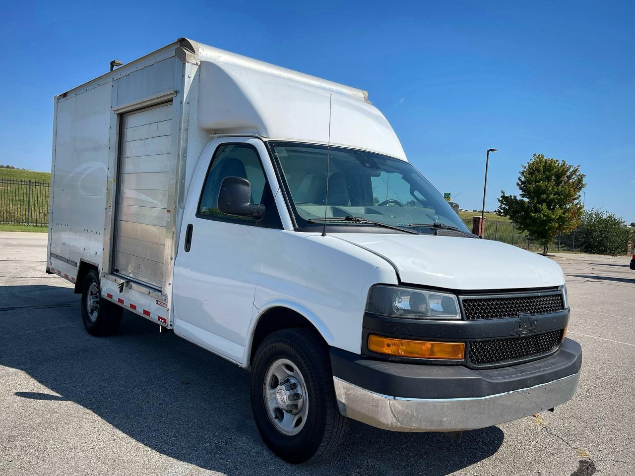 2019 Chevrolet Express G3500, VIN 1GB0GRFP4K1146116 — Minor dents and scratches