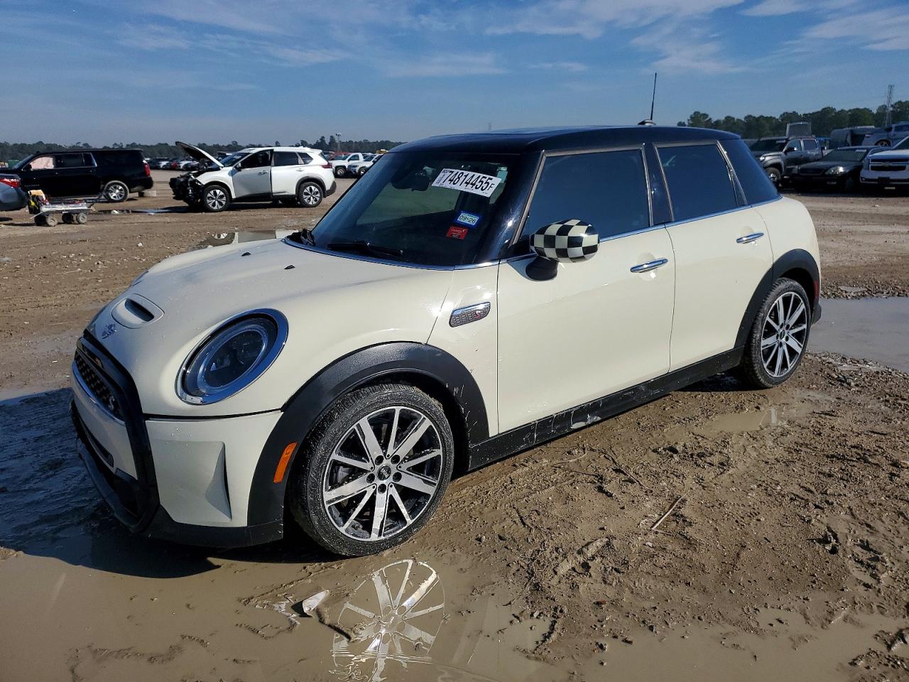 2023 MINI Hardtop 4 Door Cooper S, VIN WMW53DK06P2S64479 — Перед