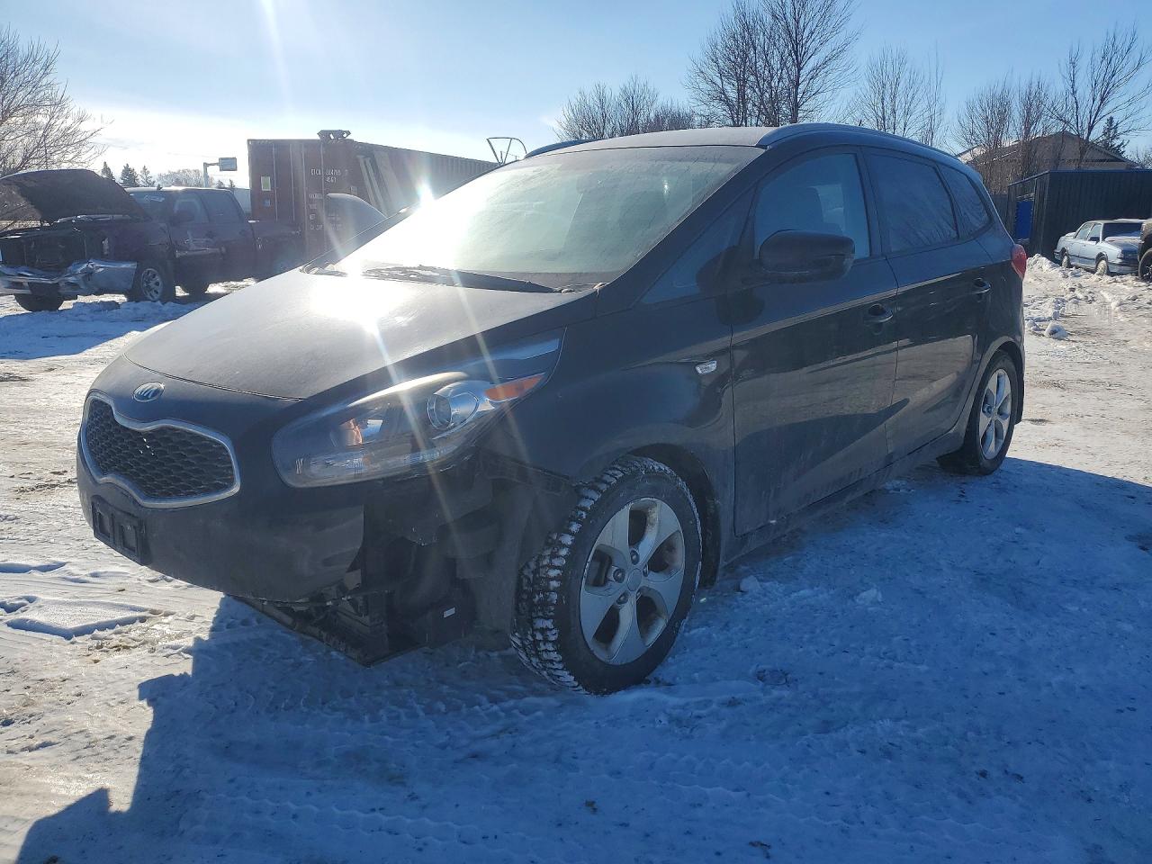2015 Kia Rondo LX, VIN KNAHT8A33F7093966 — Front end