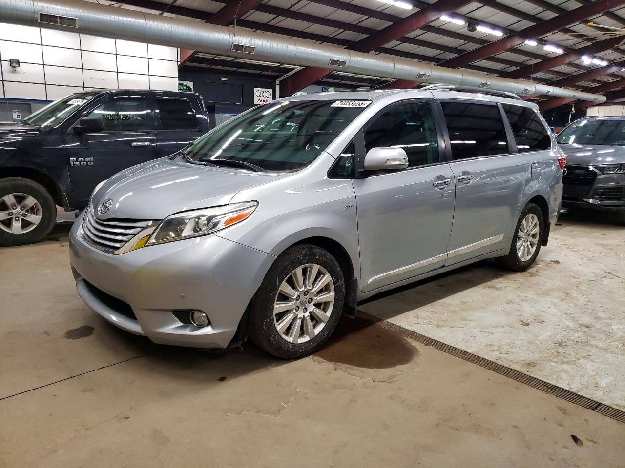 2017 Toyota Sienna XLE, VIN 5TDDZ3DC6HS182812 — Rear end